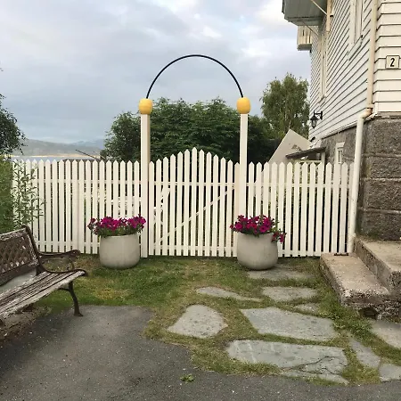 Guest house Arctic Garden Lodingen